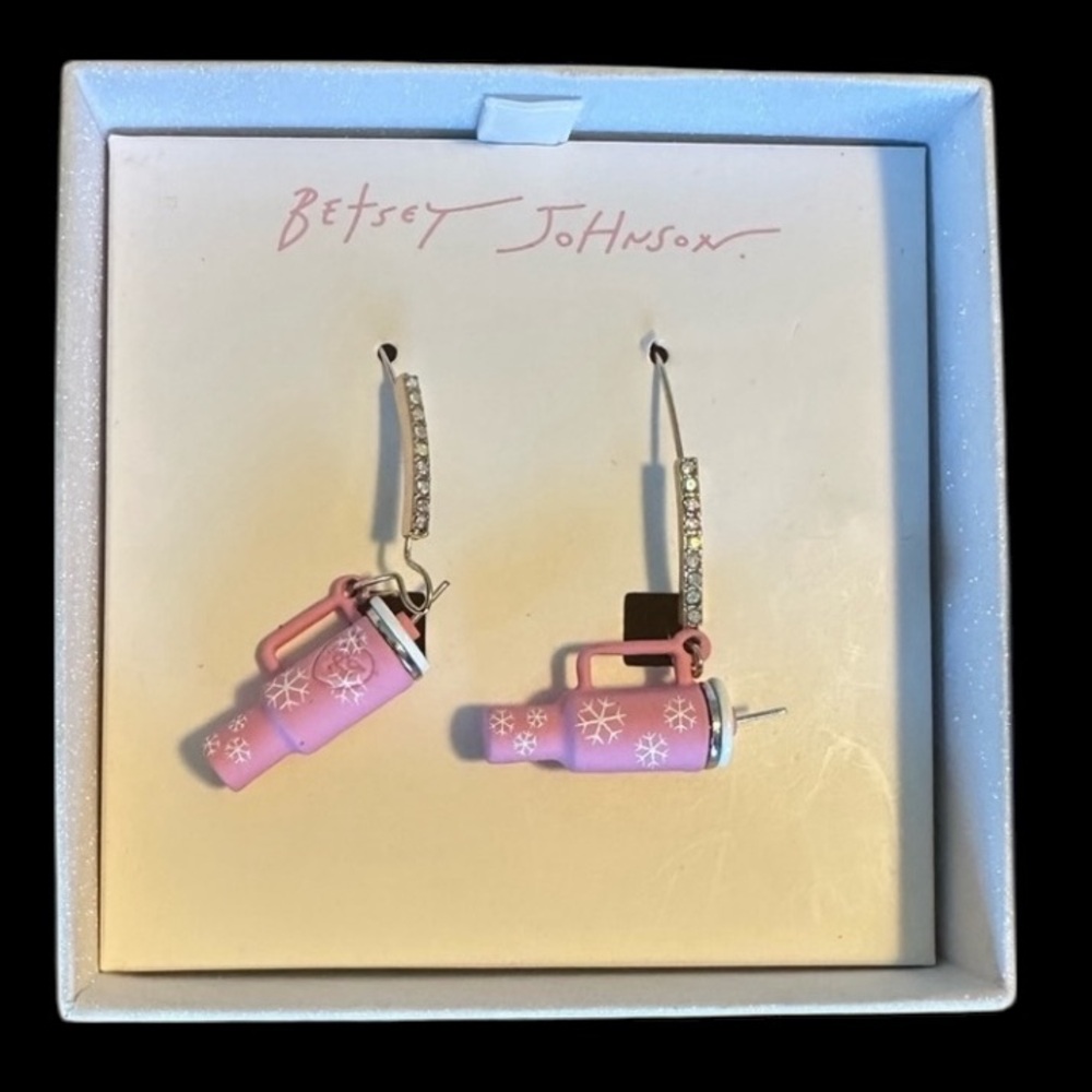 BETSEY JOHNSON Christmas Holiday Pink & White Snowflake Stanley Cup Earrings NWT - Picture 2 of 13